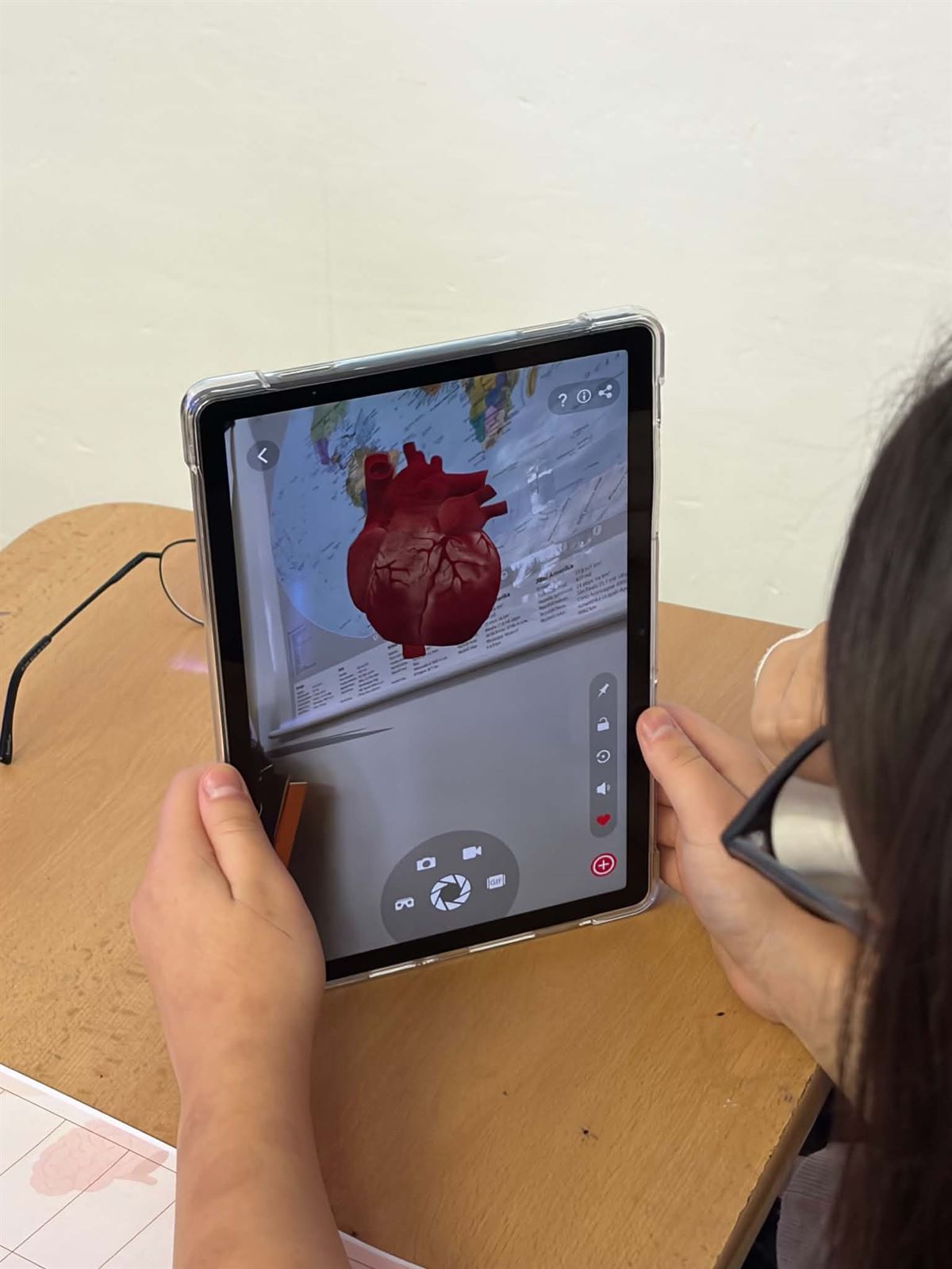 Model srdce v rozšířené realitě na tabletu